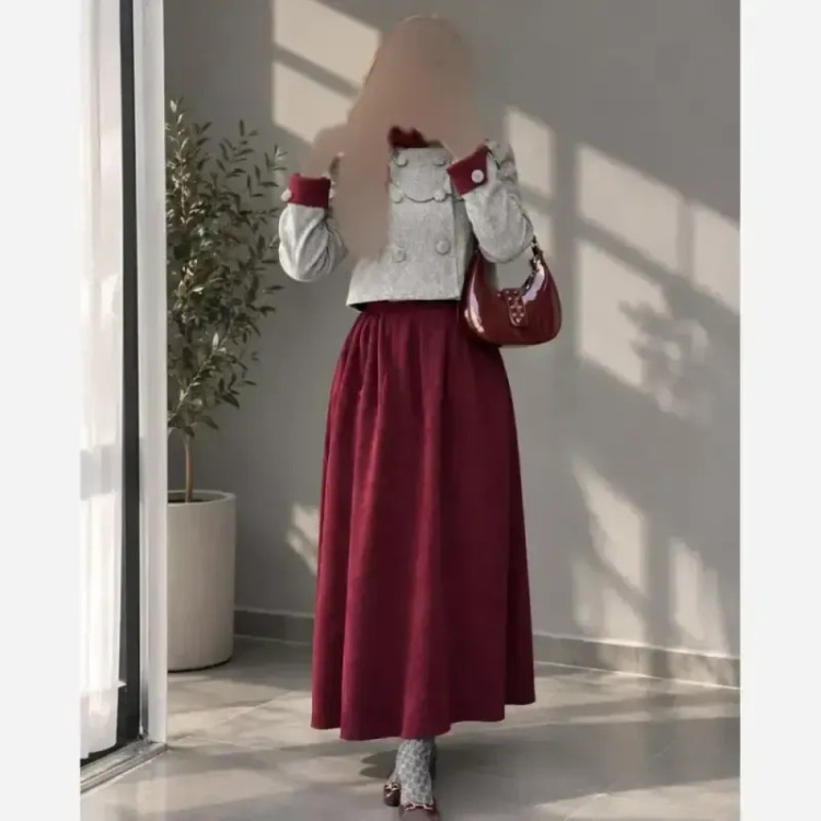 کت و دامن بهارناز پارچه کشمیر بافت وارداتی و مخمل کبریتی رنگ طوسی زرشکی